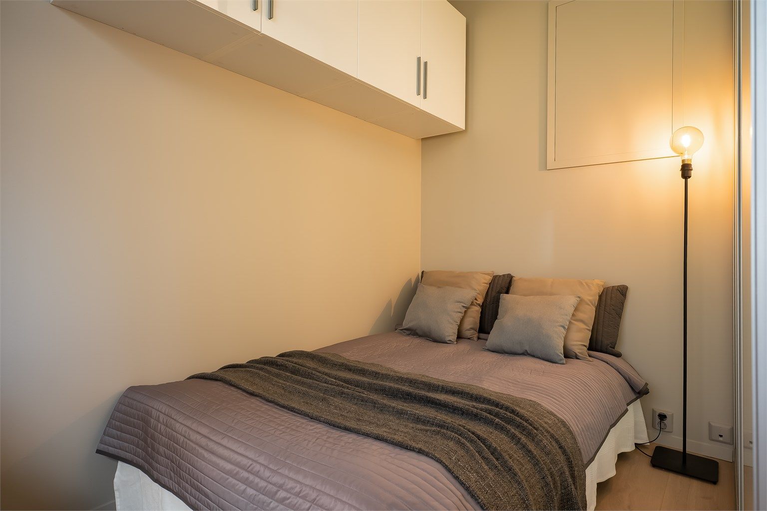 Sovealkove med skap på vegg og plass for dobbelseng