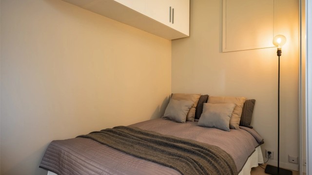 Sovealkove med skap på vegg og plass for dobbelseng