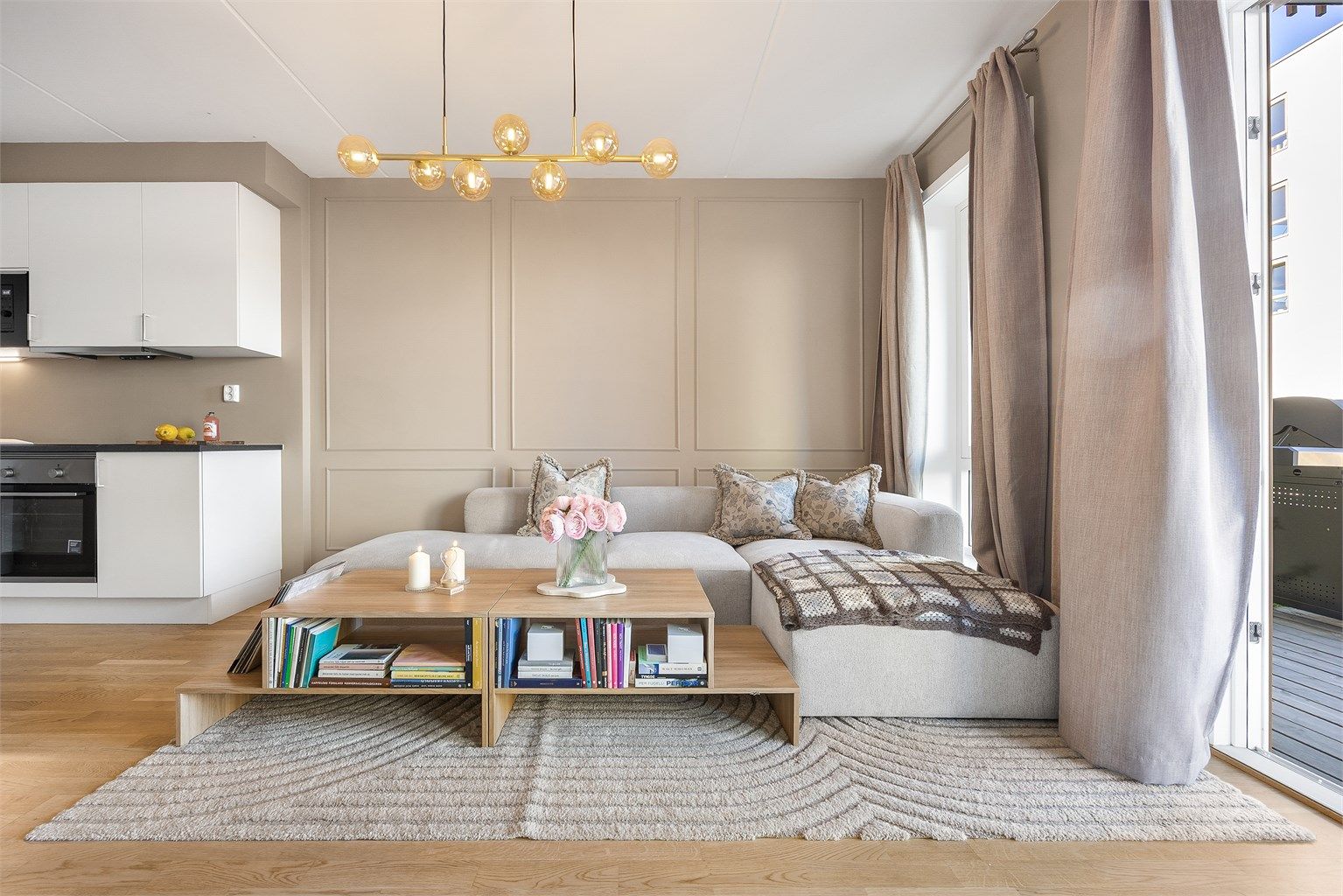 God plass til sofagruppe. Balansert ventilasjon med varmegjenvinning sikrer et sunt inneklima.