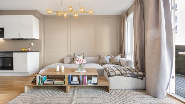 God plass til sofagruppe. Balansert ventilasjon med varmegjenvinning sikrer et sunt inneklima.