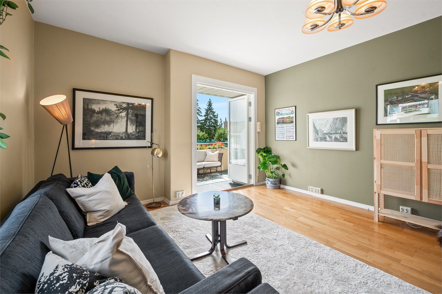 Stuen er romslig og kan enkelt møbleres med en hyggelig sofagruppe med tilhørende stuemøblement. 