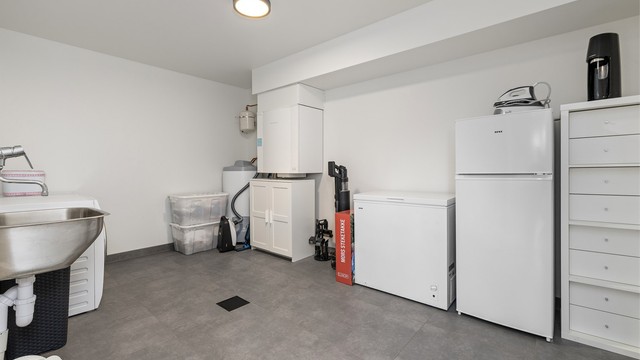 Vaskerommet rommer også boligens varmtvannsbereder og ventilasjonsaggregat.
