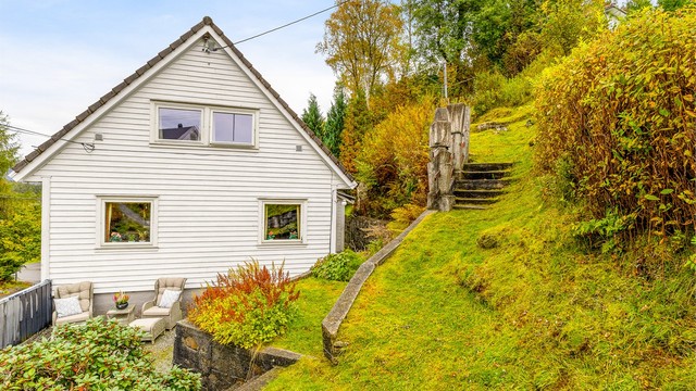 Hyggelig uteplass med sol store deler av dagen, og beplantet hage med trapp opp til øvre del av tomten