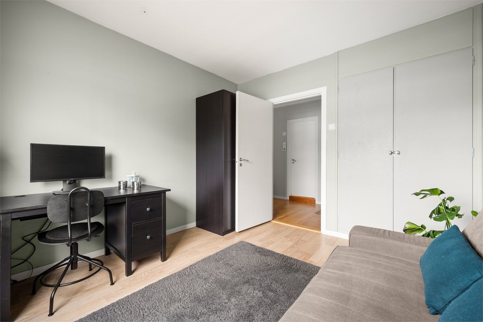 Rommet har for øvrig plass til både arbeidsstasjon og oppbevaringsløsninger.