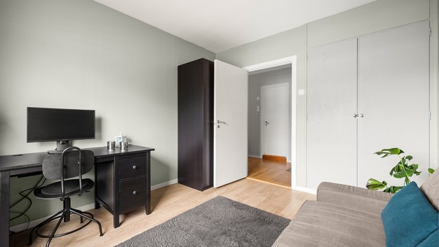 Rommet har for øvrig plass til både arbeidsstasjon og oppbevaringsløsninger.