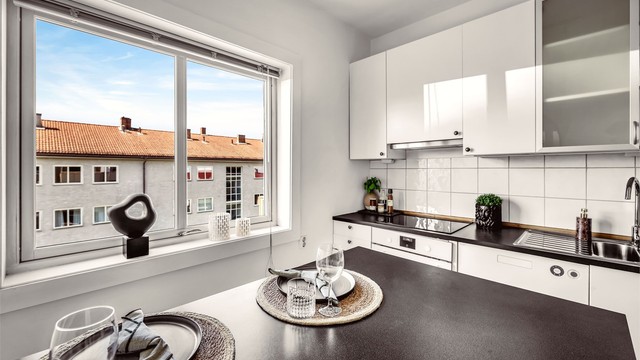Det er naturlig plass til en hyggelig spiseplass på kjøkkenøya ved vinduet, perfekt for både hverdagsmåltider og morgenkaffe.
