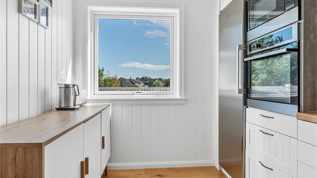 Godt med skap- og benkeplass, og benkeplate i tre.
