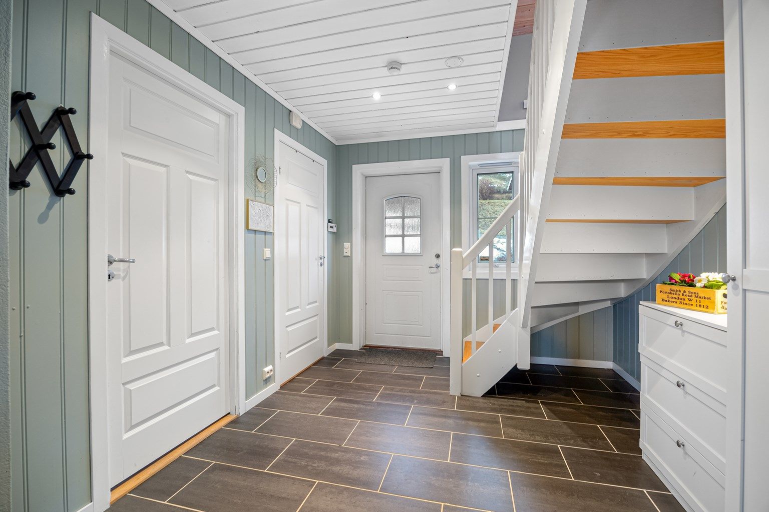 Gang med flis og varmekabler i gulv.