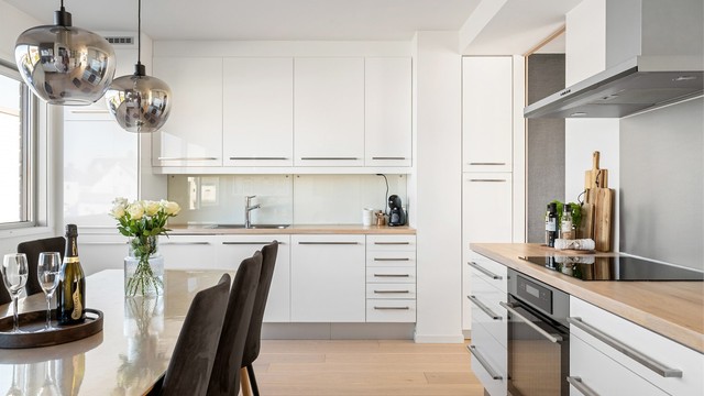 Lys og tidløs kjøkkeninnredning fra IKEA.