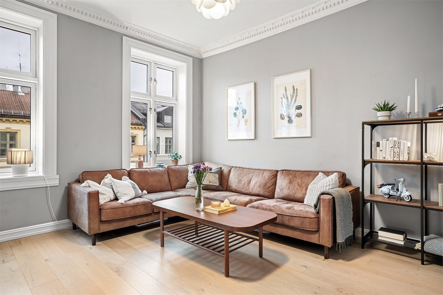 Leiligheten har en romslig stue med store vindusflater som tilfører naturlig lys til rommet. 