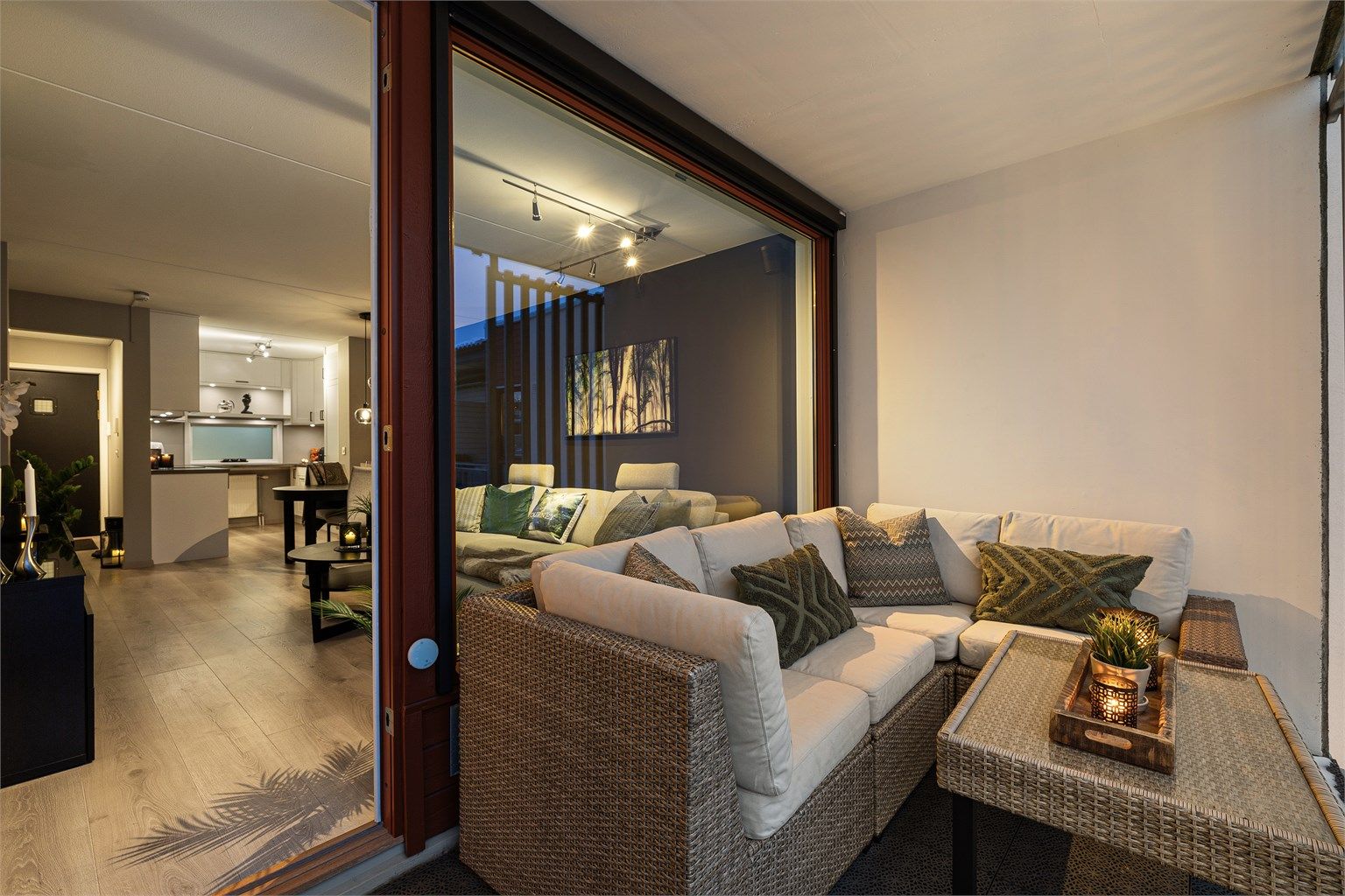 Det store vinduet visker ut skillet mellom inne og ute på varme dager.