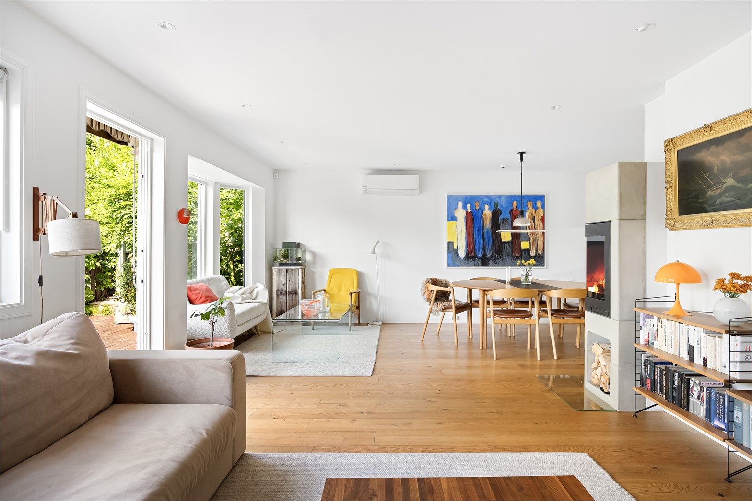 Eneboligen har mye naturlig lysinnslipp som gir boligen et lyst og luftig preg. 