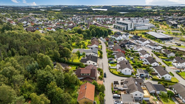 I umiddelbar nærhet har du Tastasenteret, hvor du finner shopping, dagligvarebutikker, kaféer, treningssentre m.m.