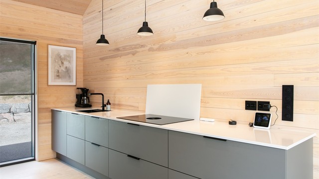 Kjøkkenet er utstyrt med platetopp, komfyrvakt og kjøkkenventilator med kullfilter.