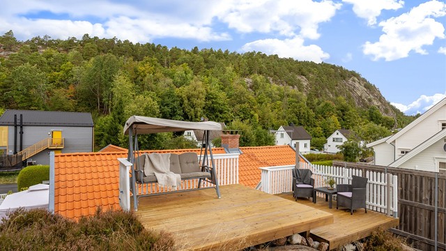 Platting etablert på fjellknausen mot øst med sitteplasser.