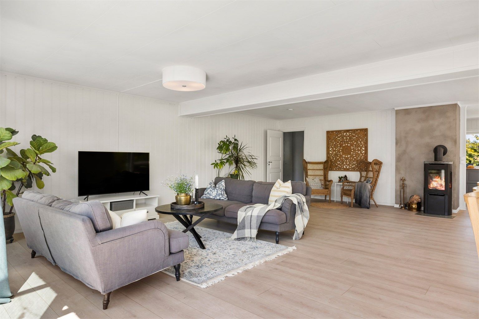 Boligen har en stor og flott stue med slitesterkt laminatgulv fra Berry Alloc, lagt i 2017