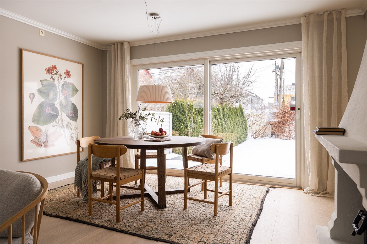 Fra stuen er det utgang til markterrasse og stor, barnevennlig hage