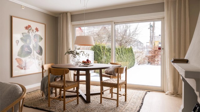 Fra stuen er det utgang til markterrasse og stor, barnevennlig hage