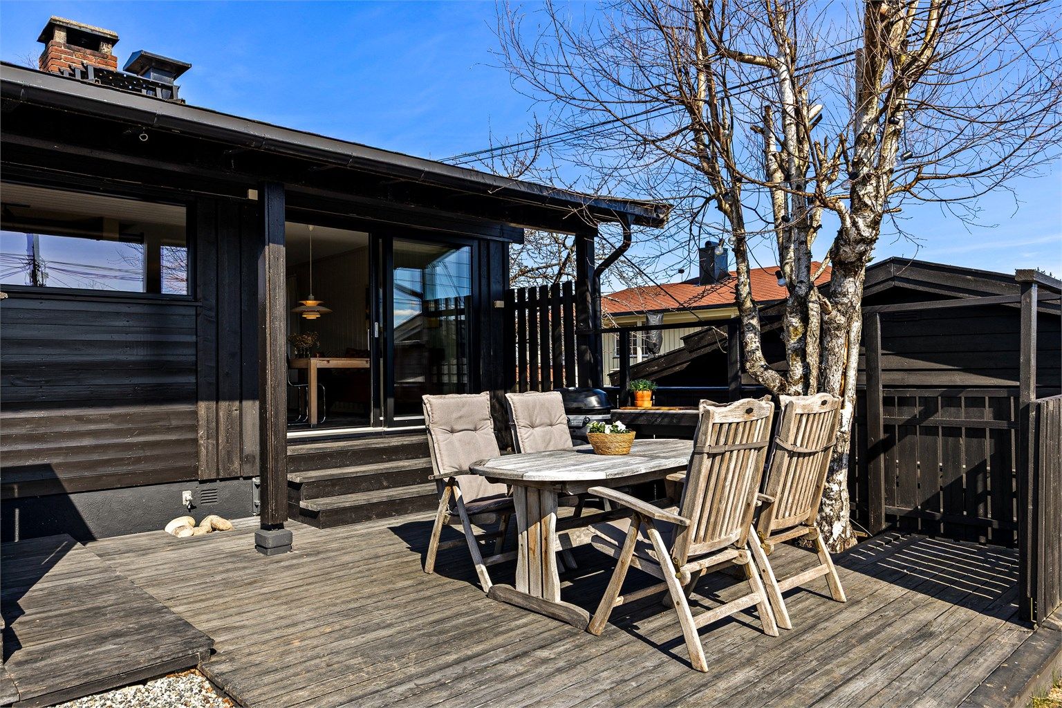 Terrassen med utgang fra kjøkken/spisestue. Her kan man nyte middagen på solrike dager. God plass til utemøbler og grill.