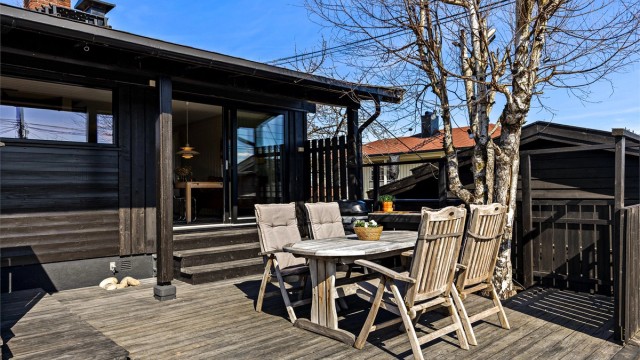 Terrassen med utgang fra kjøkken/spisestue. Her kan man nyte middagen på solrike dager. God plass til utemøbler og grill.