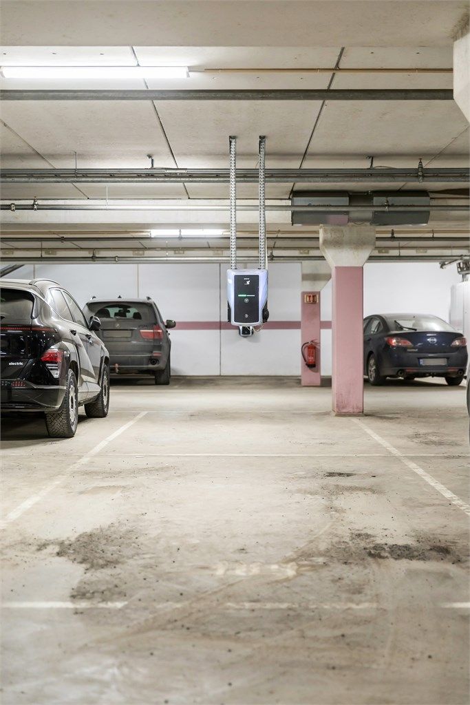 Det medfølger bruksrett på 1 garasjeplass med ferdig installert lader til el-bil. Det går heis direkte ned til parkering og opp til leiligheten