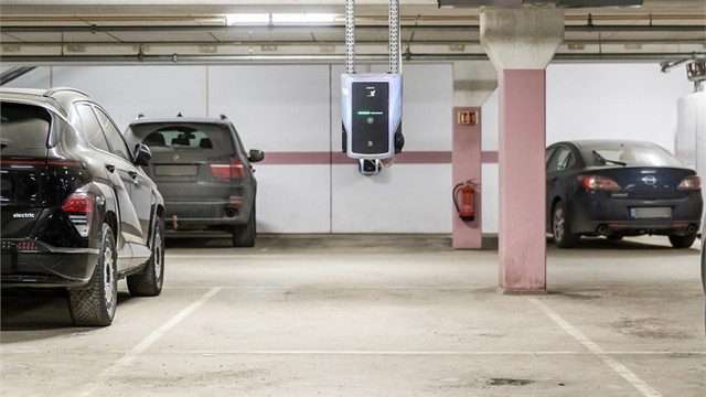 Det medfølger bruksrett på 1 garasjeplass med ferdig installert lader til el-bil. Det går heis direkte ned til parkering og opp til leiligheten