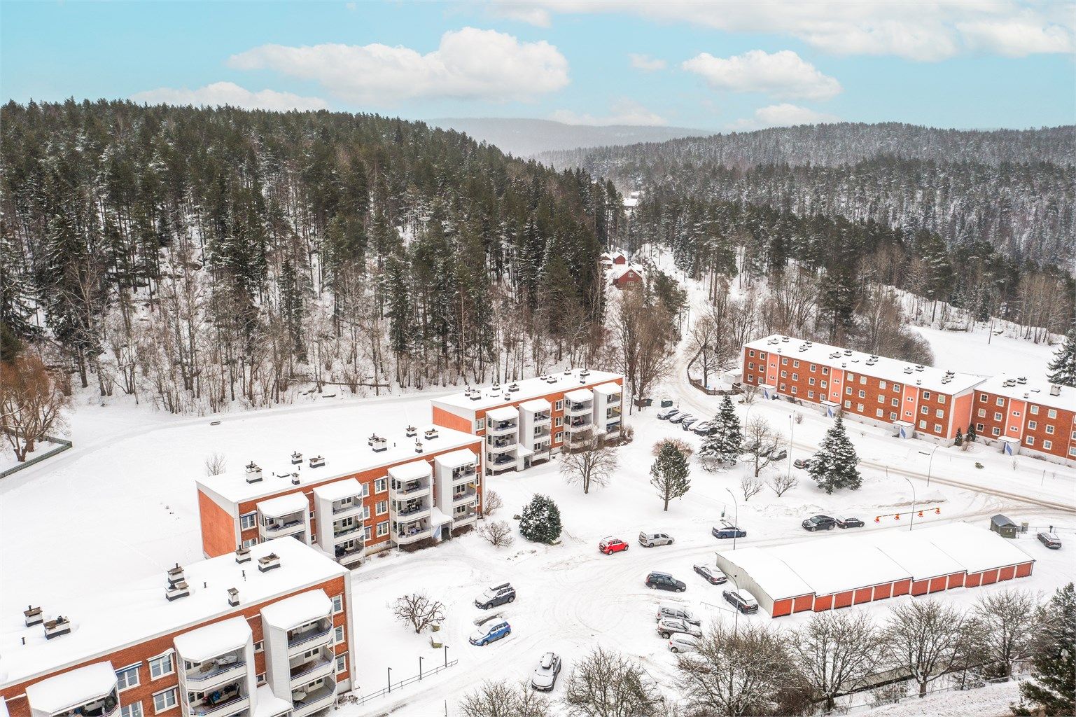 Her bor du med umiddelbar nærhet til marka, med flotte tur- og rekreasjonsmuligheter.