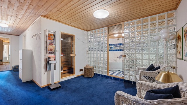 Videre inn i u.etg kommer man inn til stort bad med både badekar og dusj, toalett og servant. Her er det også badstu.