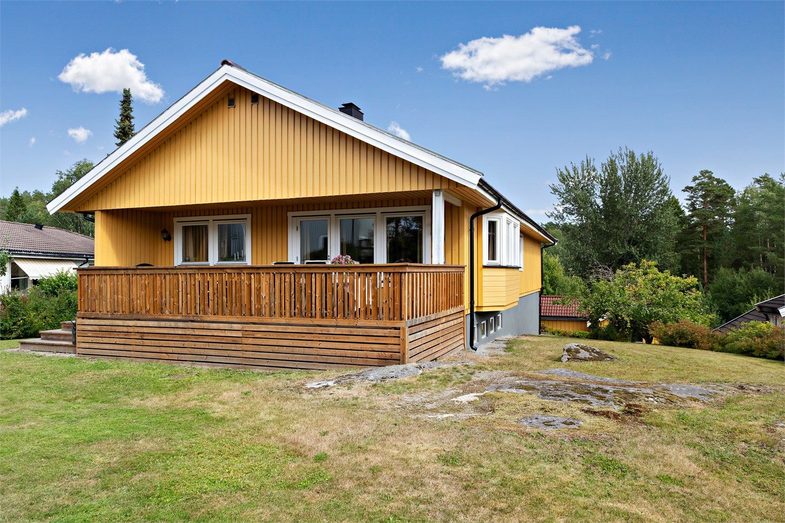 Fra terrassen er det trappeadkomst ned til hagen og plenarealene.