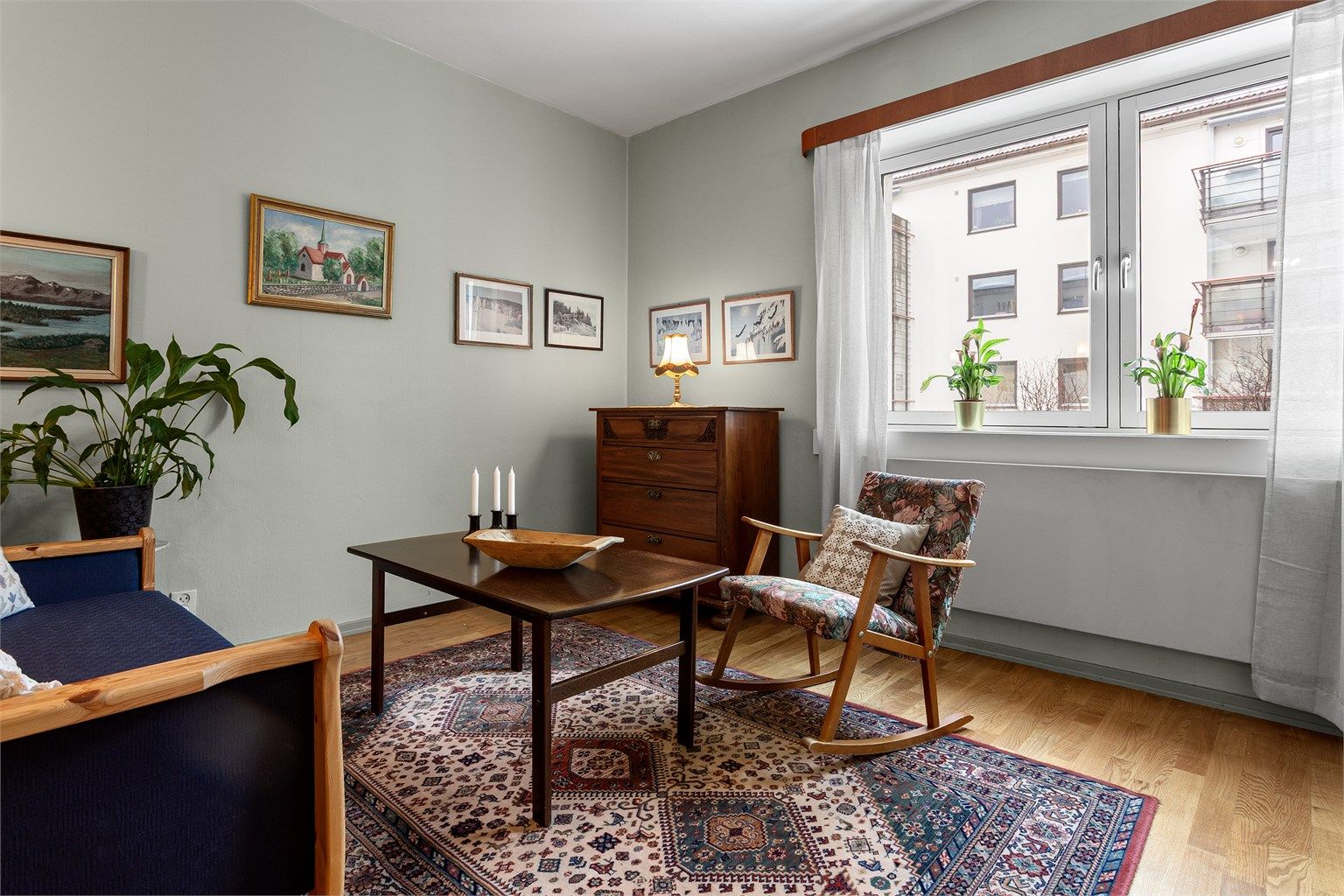 Denne sjarmerende 3-roms leiligheten rett ved Akerselva har stort potensial og god beliggenhet. 