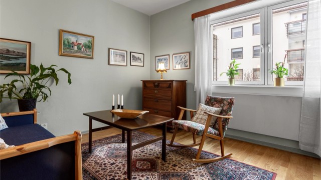 Denne sjarmerende 3-roms leiligheten rett ved Akerselva har stort potensial og god beliggenhet.