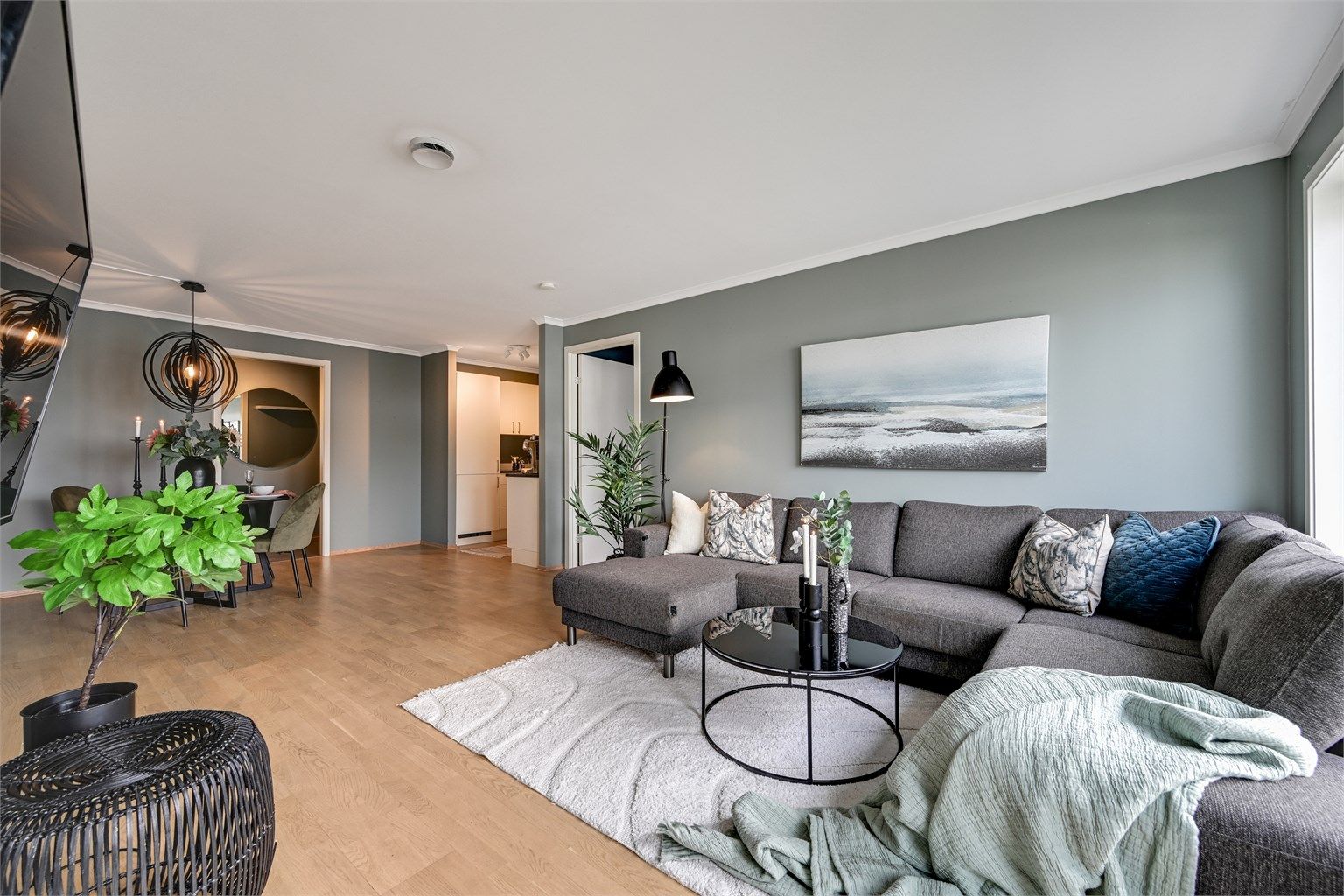  Stuen har gode møbleringsmuligheter for både sofa- og TV-sone, og store vindusflater slipper inn rikelig med dagslys. 
