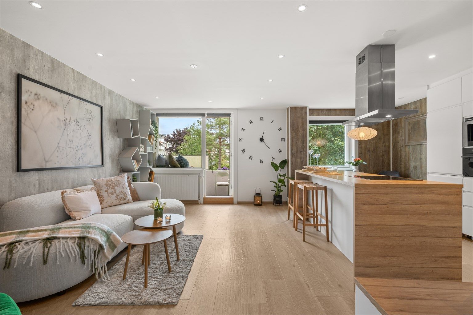 Stue, spisestue og kjøkken i åpen løsning. Den sosiale og åpne løsningen gir god plass og flere innredningsmuligheter, og kan enkelt deles inn i ulike soner.