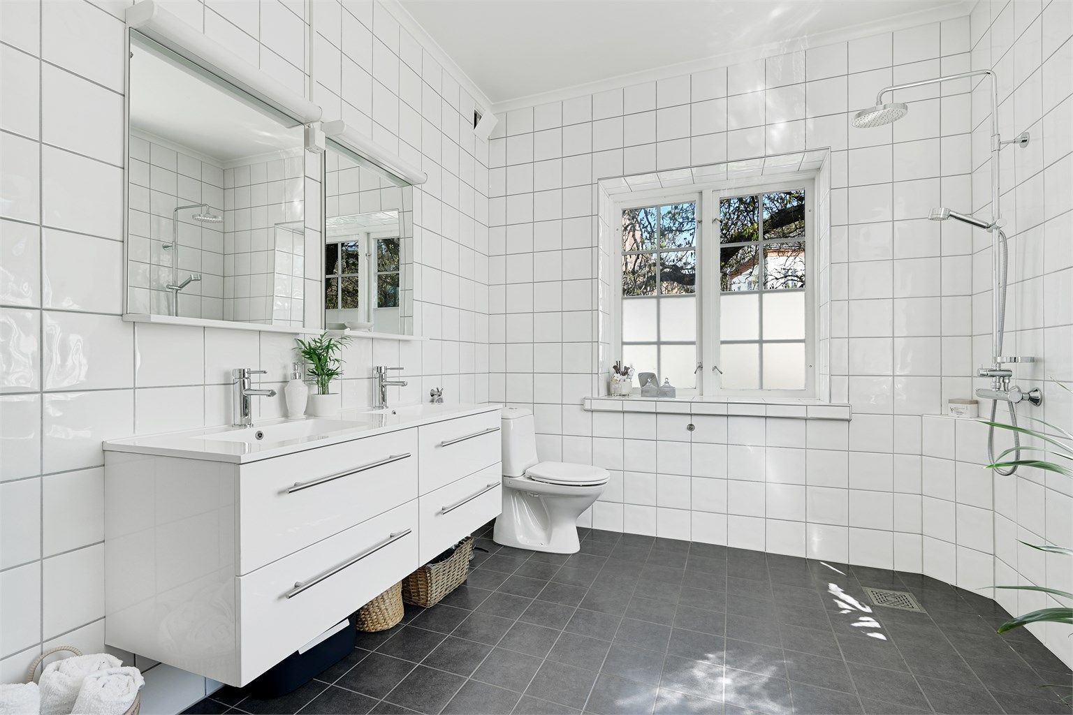 Badet i andre etasje ble modernisert i 2015 og er helfliset.