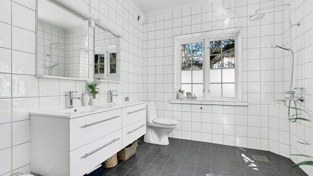Badet i andre etasje ble modernisert i 2015 og er helfliset.