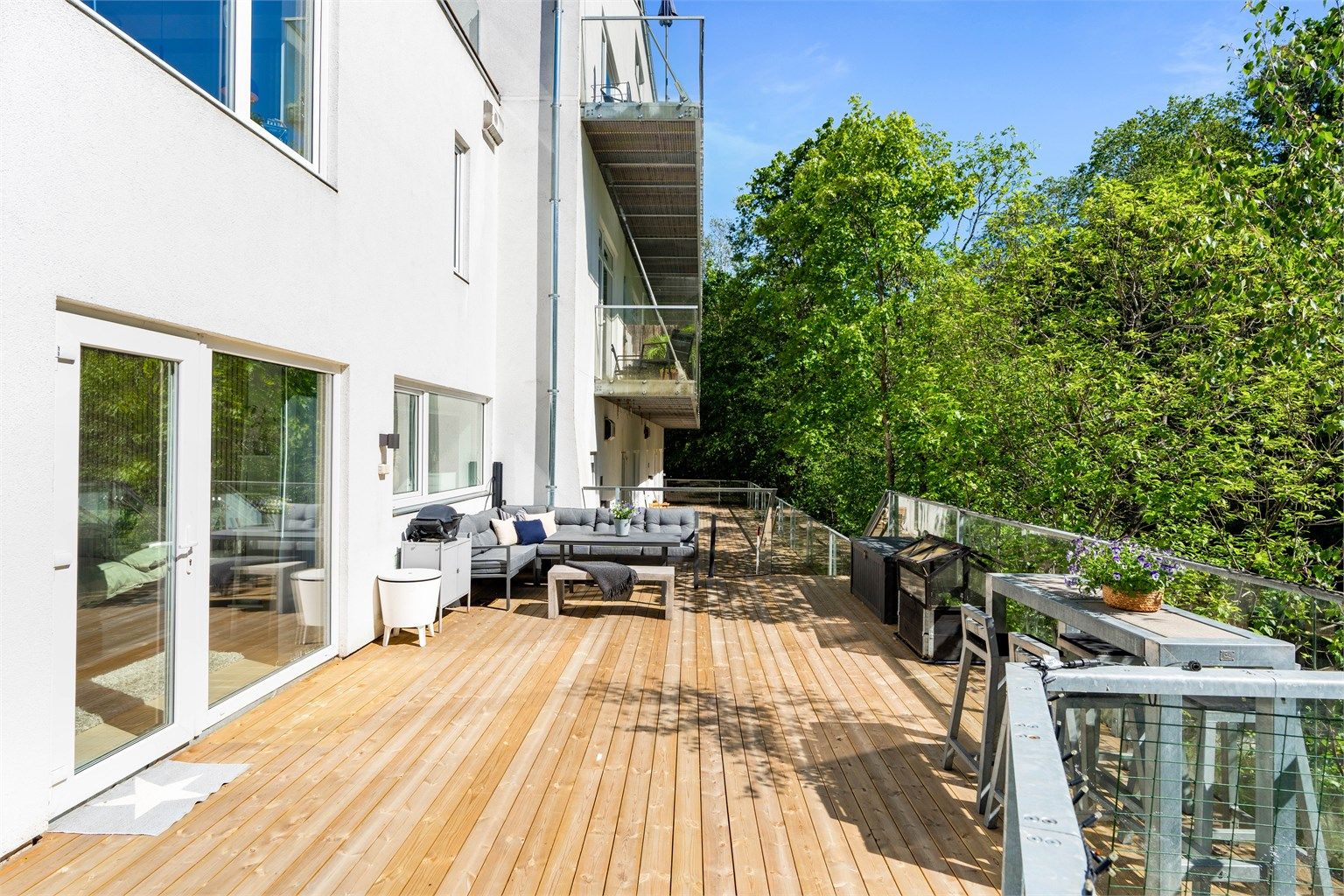 Store og solrike terrassearealer. Selger opplyser at hun fritt kan bruke del av fellesarealet som sin egen uteplass