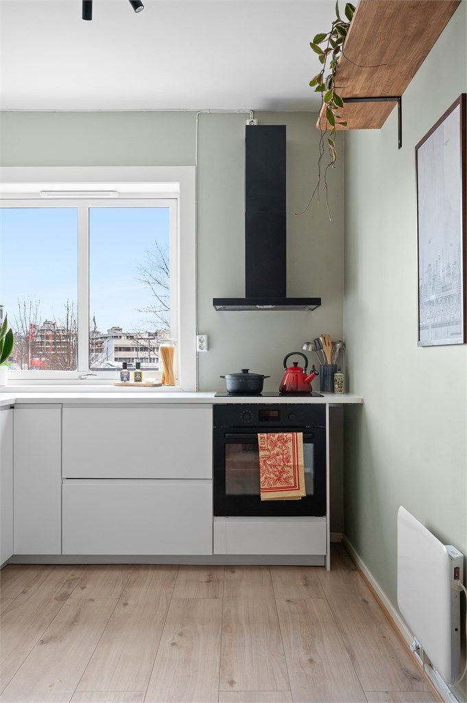 Det er godt med benkeplass og integrerte hvitevarer som oppvaskmaskin, stekeovn med platetopp i tillegg til frittstående kjøleskap.