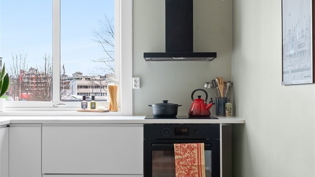 Det er godt med benkeplass og integrerte hvitevarer som oppvaskmaskin, stekeovn med platetopp i tillegg til frittstående kjøleskap.