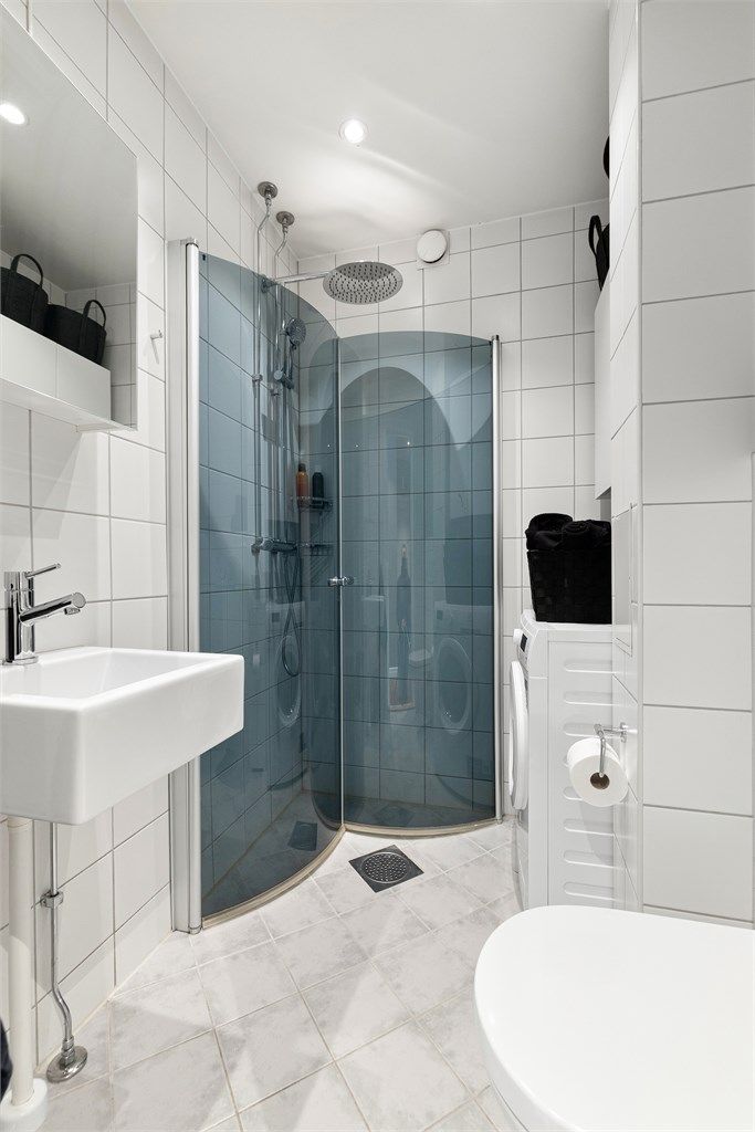 Rommet har et nytt vegghengt toalett fra Geberit (2024) og dusjnisje med glassdører.