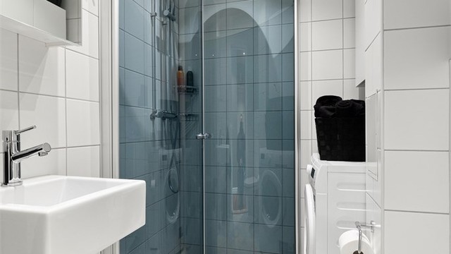 Rommet har et nytt vegghengt toalett fra Geberit (2024) og dusjnisje med glassdører.