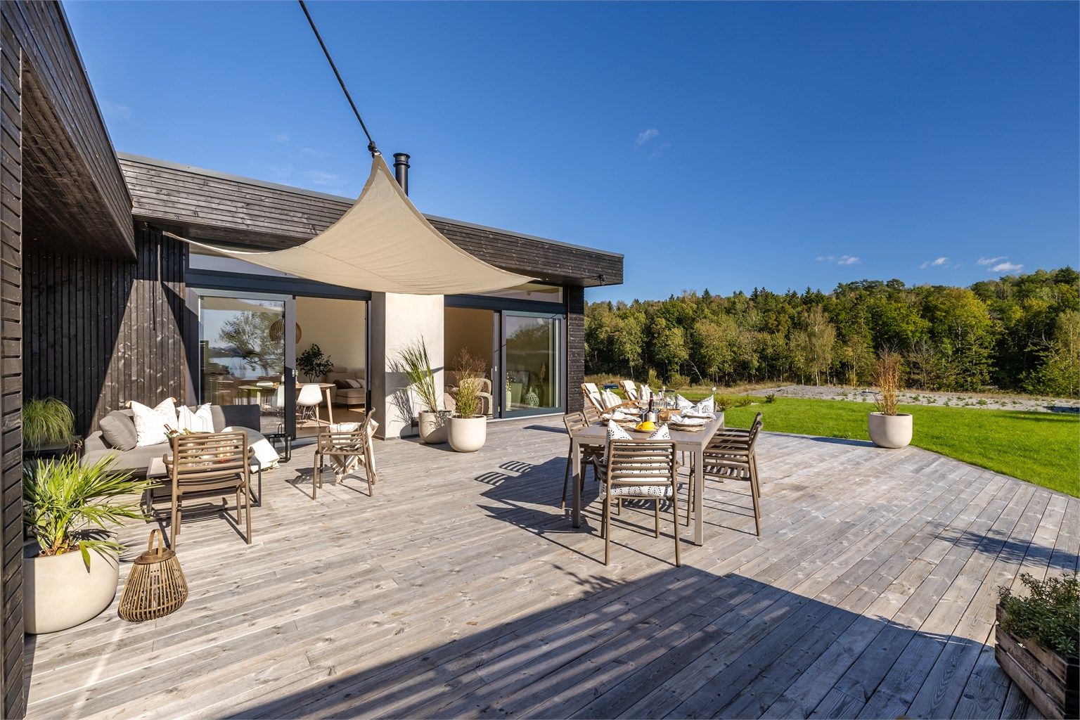 Eiendommen har meget gode solforhold gjennom dagen.