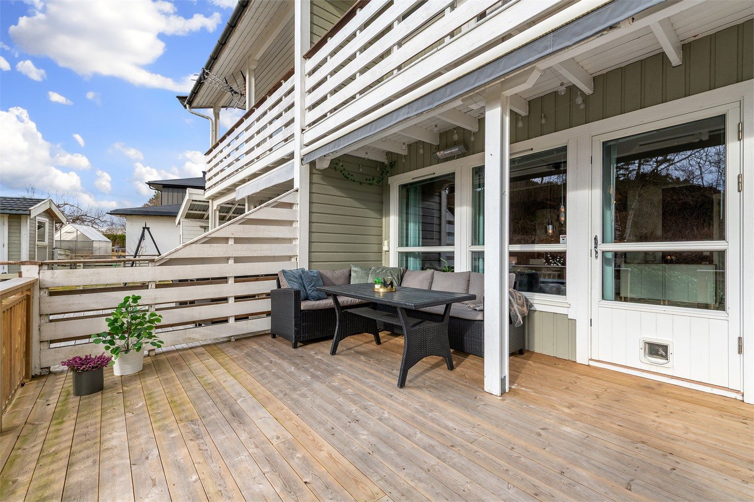 Terrassen er utstyrt med markise og terrassevarmer, som utvider brukstiden.