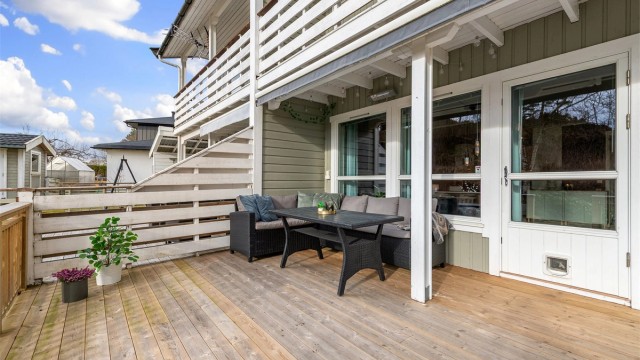 Terrassen er utstyrt med markise og terrassevarmer, som utvider brukstiden.