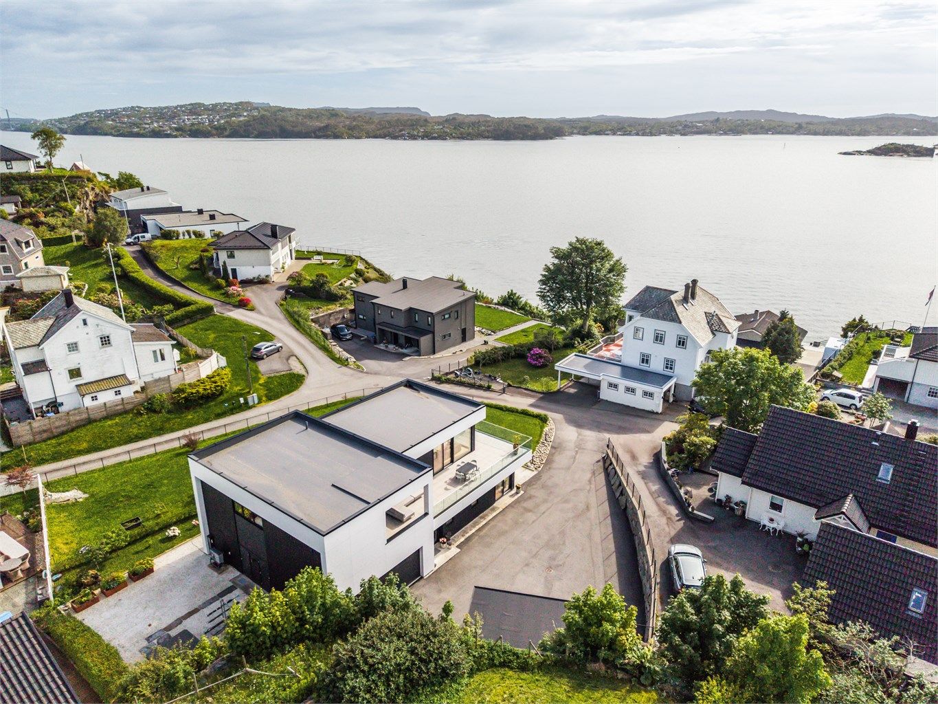 Oversikt over eiendommen og dens plassering i terrenget.