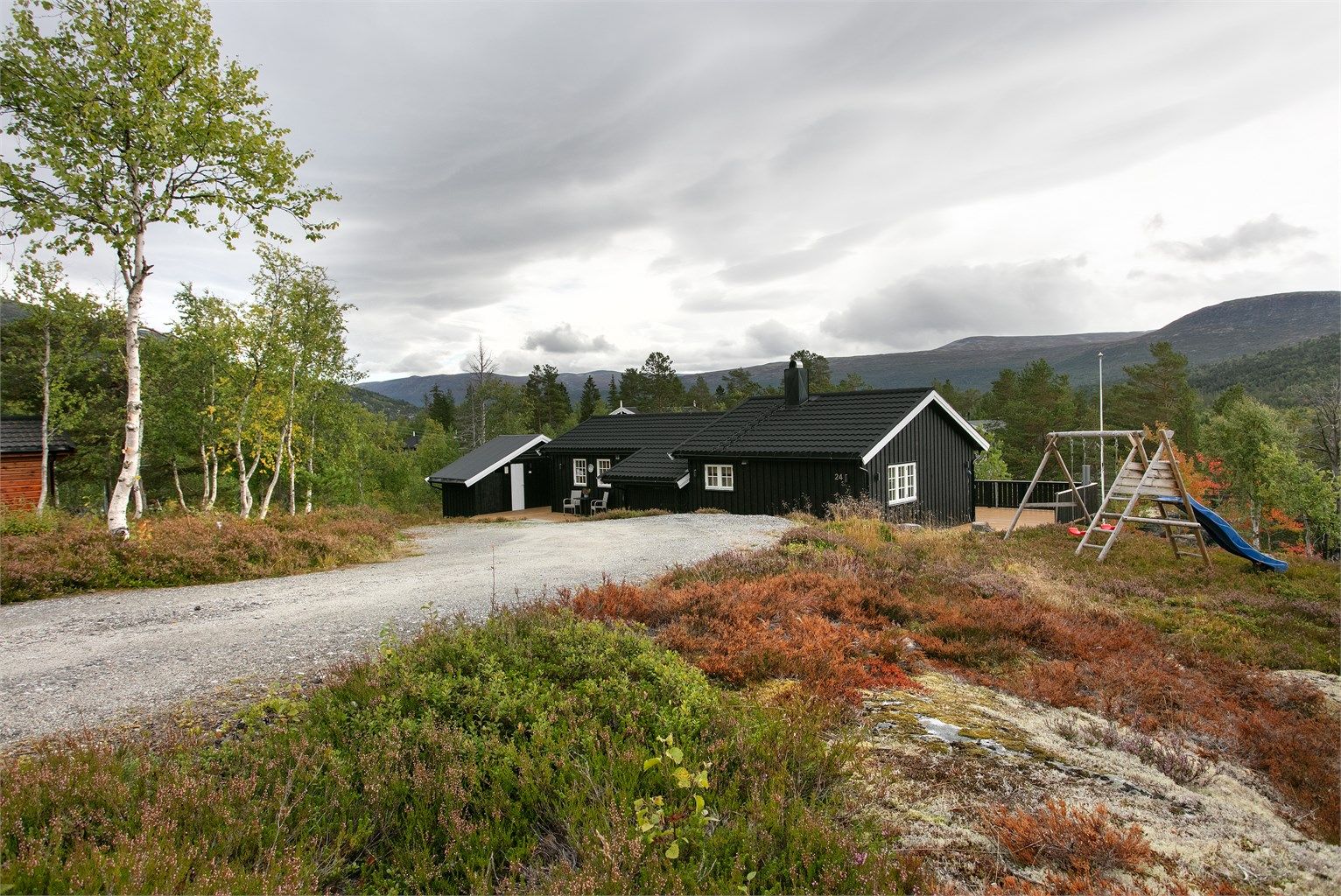 Eiendommen ligger i et rolig og naturskjønt hytteområde.