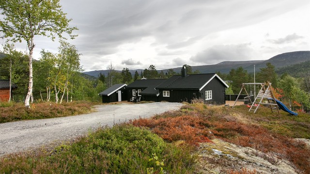 Eiendommen ligger i et rolig og naturskjønt hytteområde.