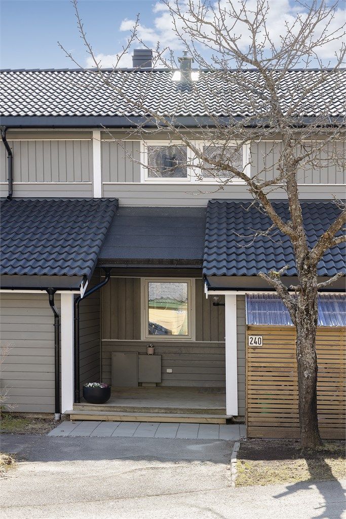 Det første man møter er et innbydende inngangsparti med lagringsplass.