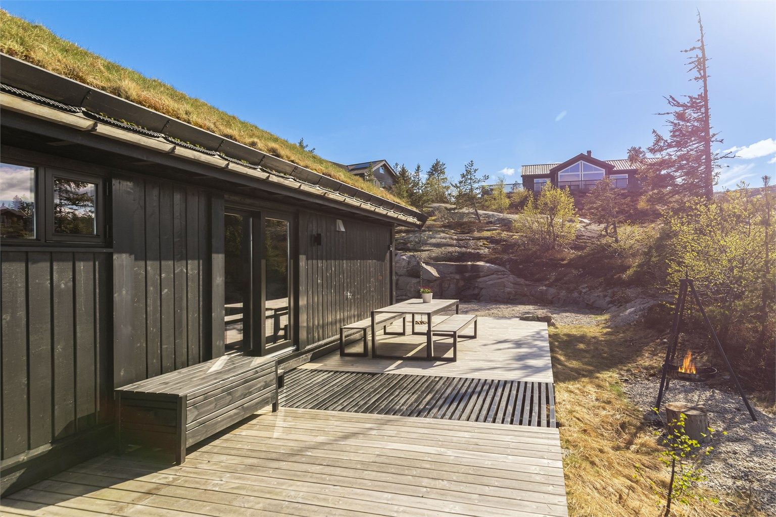 Uteområdet er delvis belagt med terrassebord og delvis med steinpartier, og har utgang fra både stue og et soverom.
