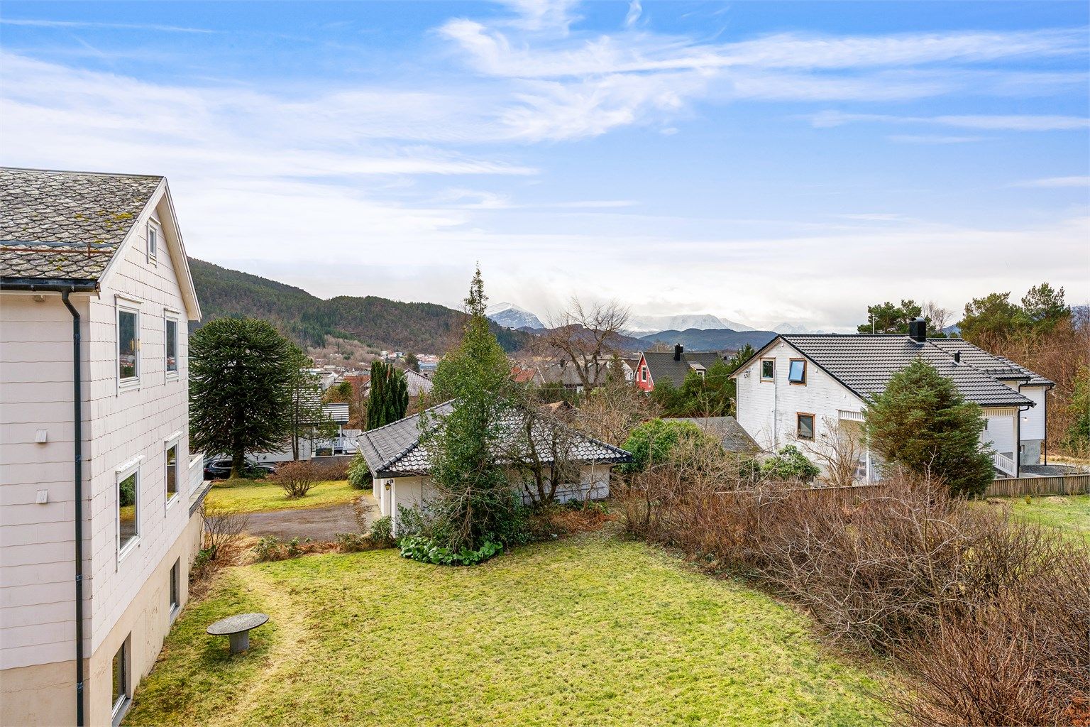 Utsikt fra eiendommen mot nærområdet