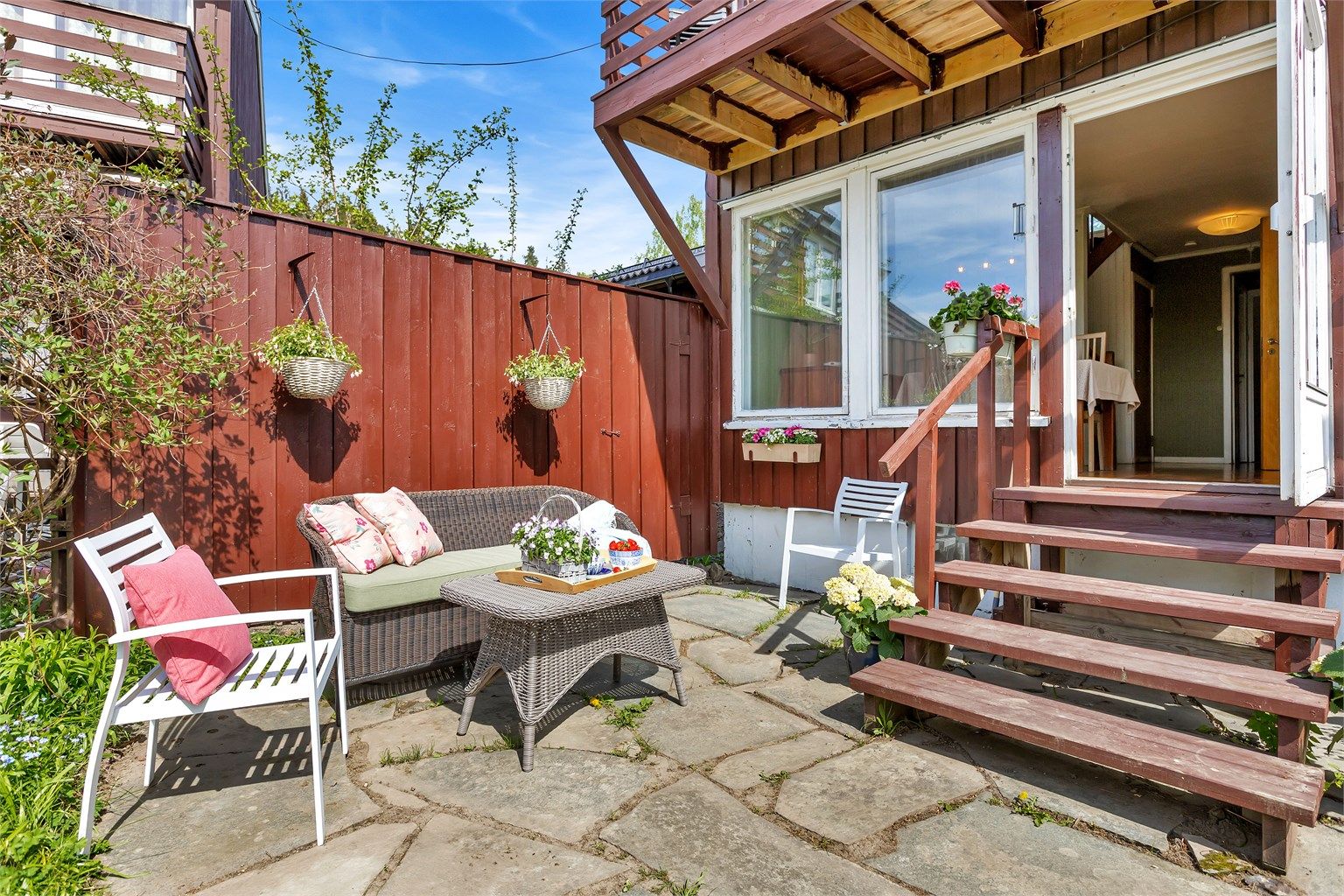 Solrik og trivelig sitteplass i hagen – perfekt for avslapning eller hyggelige sammenkomster.